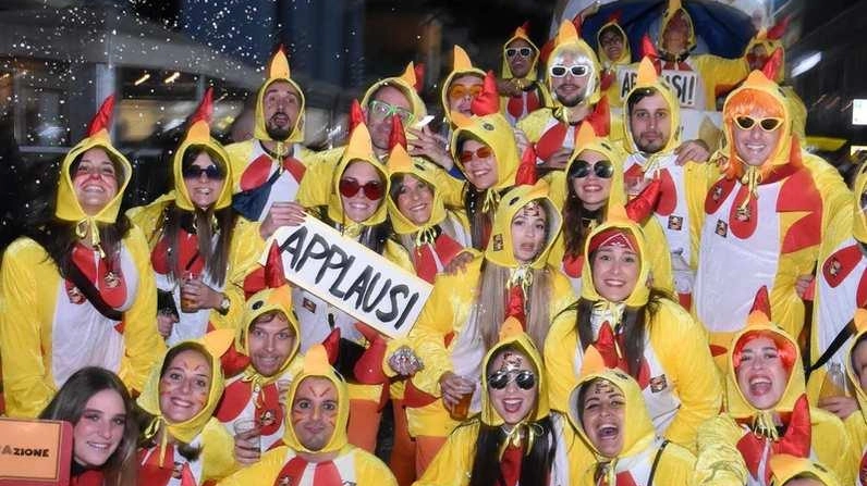 Una delle mascherate colorate che hanno animato la Sfilata d’apertura di un’edizione passata del Rione Darsena (foto Umicini)