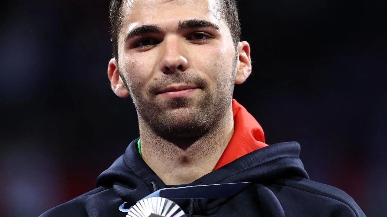 Il fiorettista Filippo Macchi, nipote di Antonella Del Tredici di Chiesina Uzzanese, ha conquistato l'argento olimpico. La Federscherma ha protestato per la finale persa, ma Macchi ha accettato la decisione degli arbitri senza polemiche. La sua famiglia chiesinese lo accoglierà con orgoglio nel suo paese d'origine.