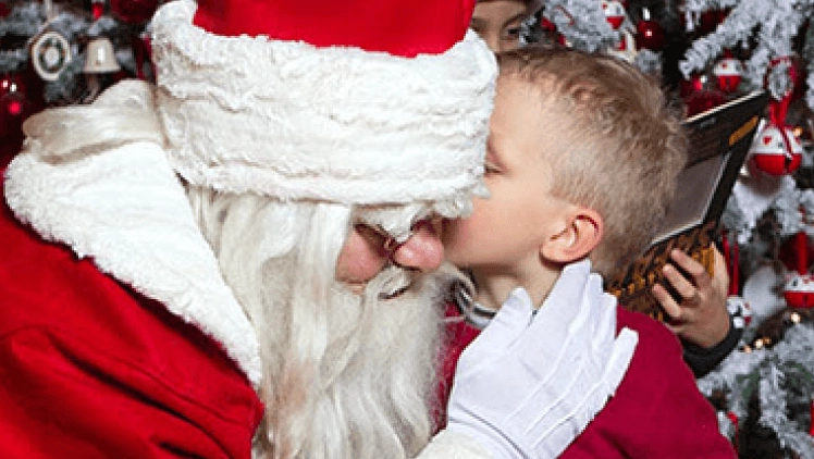 Babbo Natale che ascolta un bambino