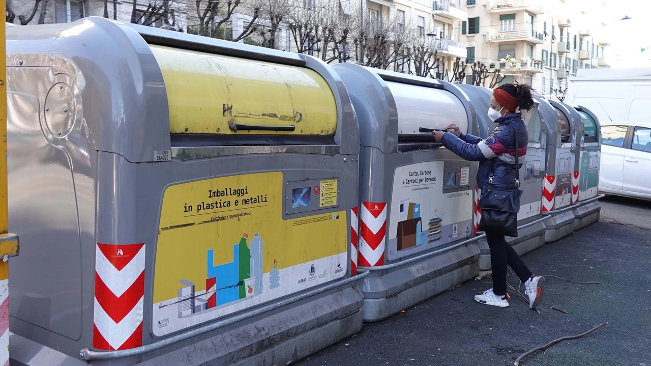 Nel mirino lo smaltimento all’isola zonale dell’immondizia prodotta dagli uffici di via Mazzini. Ma Genova addebita lo stesso importo all’impresa di pulizie ’colpevole’ della violazione.