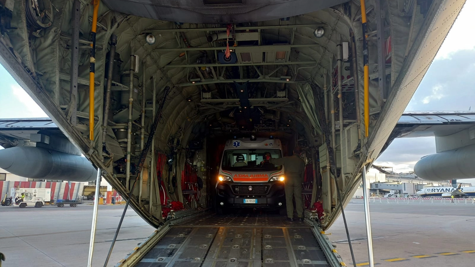 Un'ambulanza caricata su un C-130J dell'Aeronautica Militare