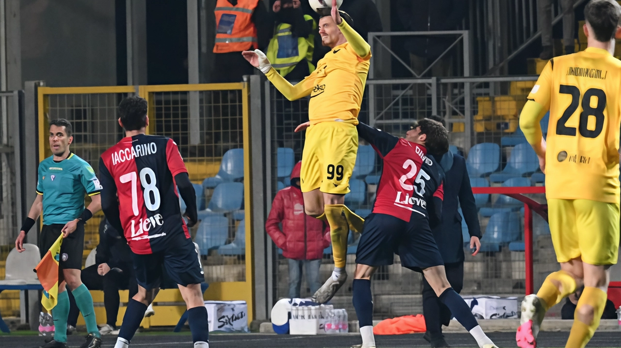 GUBBIO 1 PIANESE 0 GUBBIO (4-3-3): Venturi; Zallu, Rocchi, Stramaccioni (36’st Tozzuolo), Tentardini (5’pt David, 16’st D’Ursi); Faggi (16’st Proietti), Rosaia, Iaccarino;...