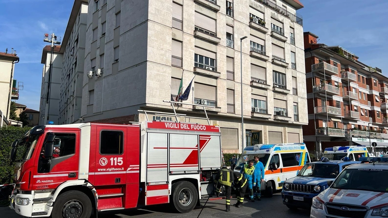 L’incidente ieri mattina al Palazzo dell’Inail dove è aperto un cantiere. I due feriti, 45 e 61 anni, albanesi, hanno riportato fratture e traumi facciali.