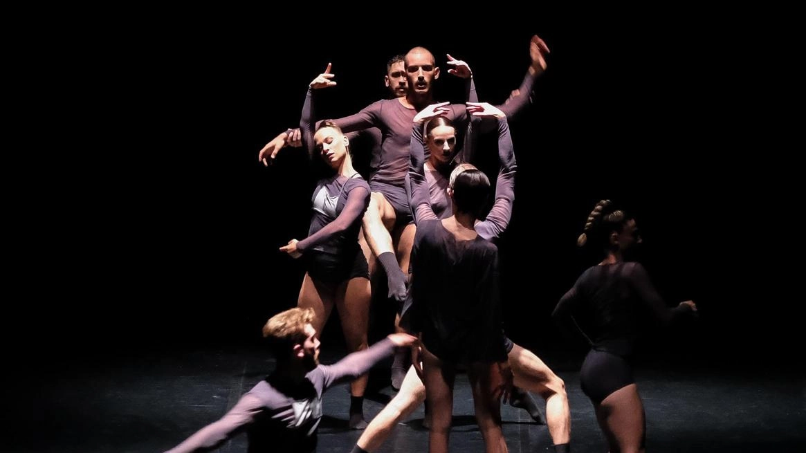 Il balletto "Bayadère. Il regno delle ombre" porta la grande danza sul palco del Politeama Clarici con la Compagnia Nuovo Balletto di Toscana. La coreografia di Michele Di Stefano rivisita in chiave contemporanea il classico atto III, offrendo uno spettacolo carico di suggestioni e potenza dinamica.