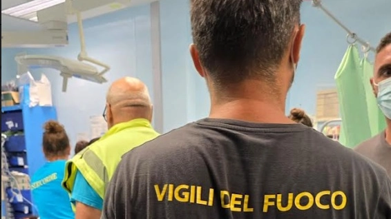 I vigili del fuoco hanno continuato il lavoro di taglio della punta di ferro nella gamba della ragazza anche al pronto soccorso