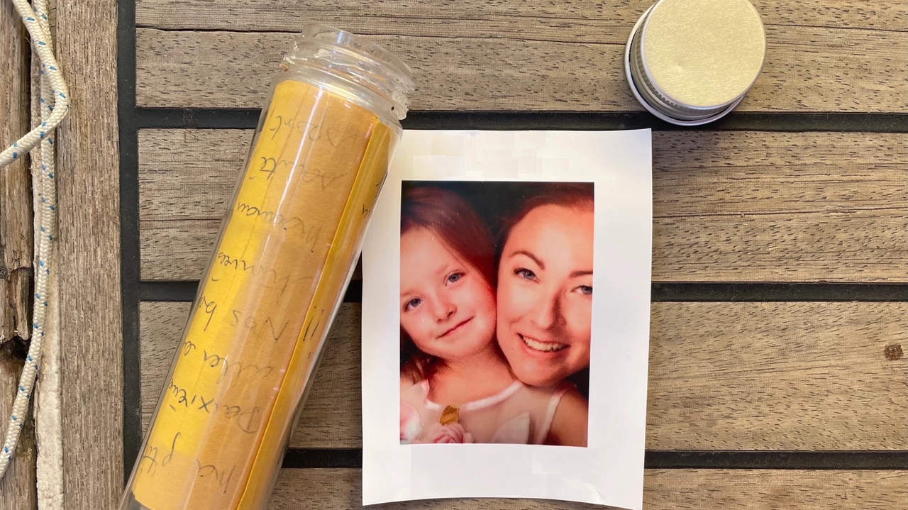 La foto di mamma e figlia contenuta nella bottiglia