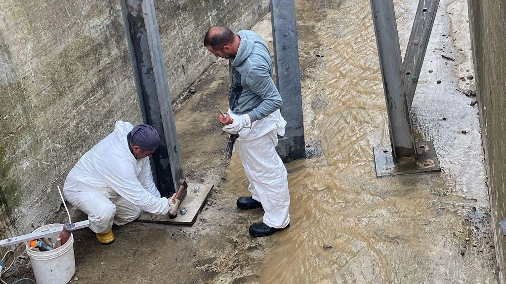 L’installazione della griglia selettiva per il torrente Stregale