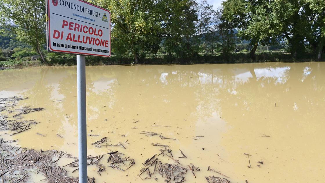 Perugia, inferno di pioggia. Oltre un metro di acqua anche dentro le case. Donna salvata nella notte