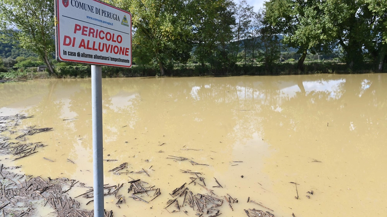 Caduti quasi duecento millimetri in 48 ore: alberi caduti e allagamenti. A Ponte Pattoli e Resina si sono registrati i problemi più significativi. .