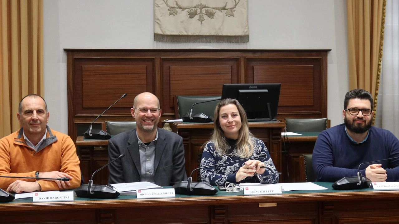 Un momento della conferenza stampa con il sindaco Michelangelo Betti, la consigliera regionale M5S irene Galletti e l’assesore Claudio Loconsole