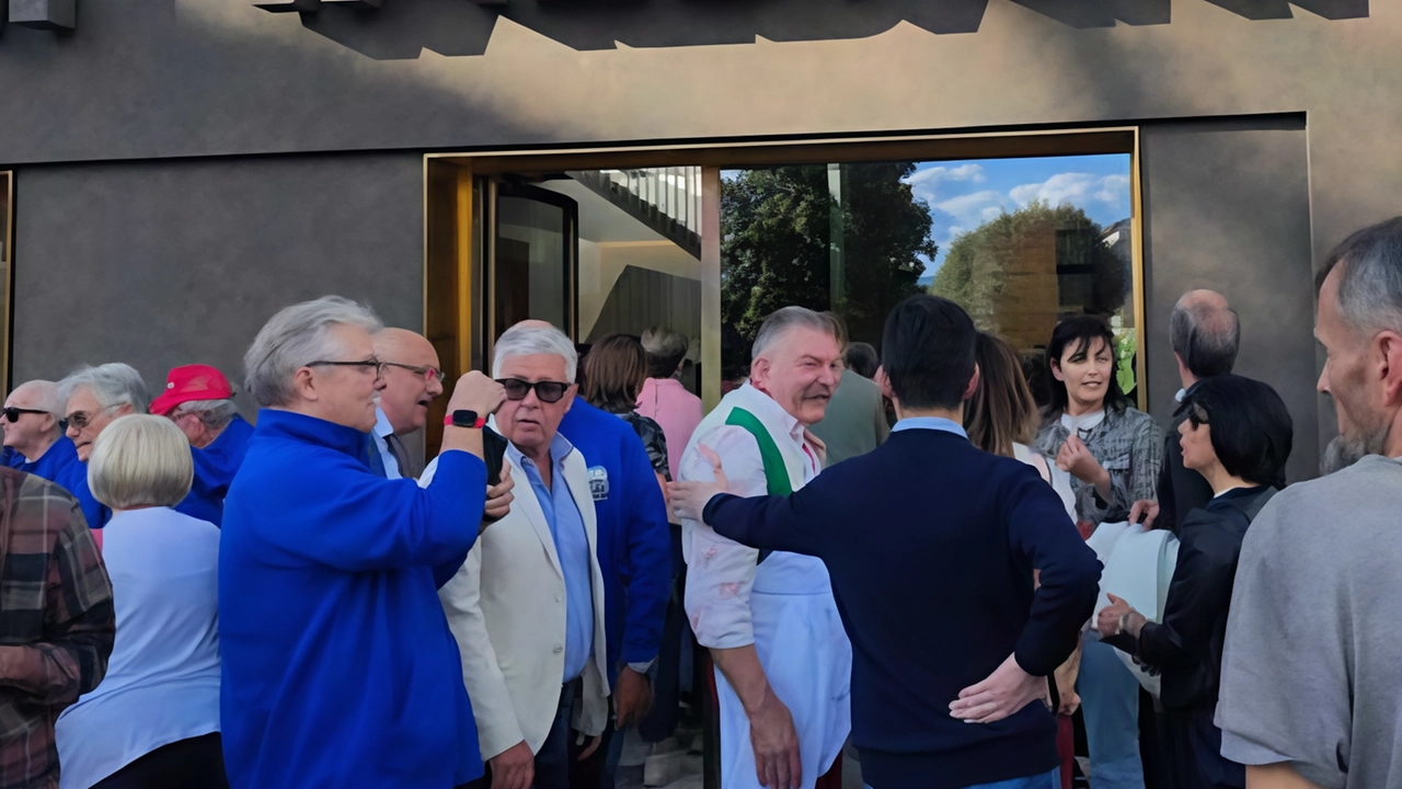 Taglio del nastro alla «Cecchini Valdarno», una panineria in perfetto stile toscano che proprio nell’ultimo giorno del perdono di San Giovanni