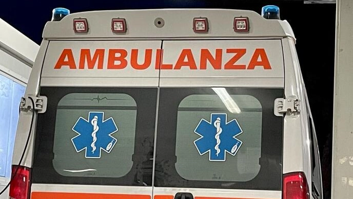 L'intervento dell'ambulanza (Foto Ansa)