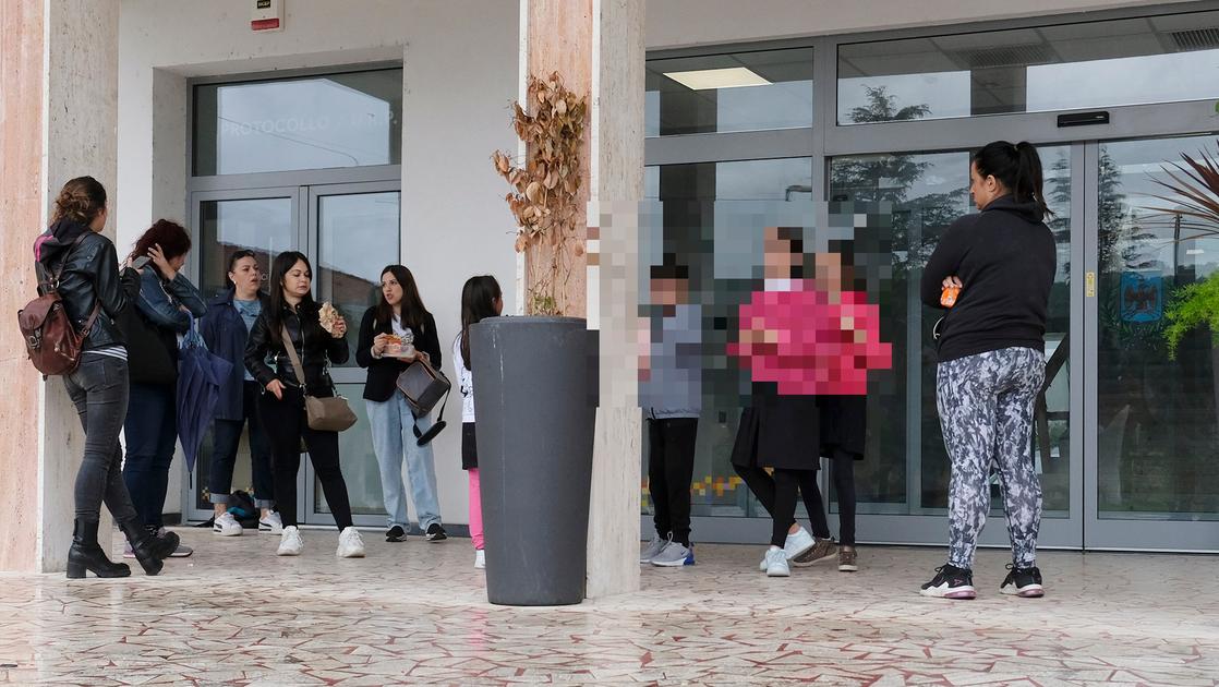 Caro mensa, la protesta va avanti: pranzo al sacco davanti al Comune