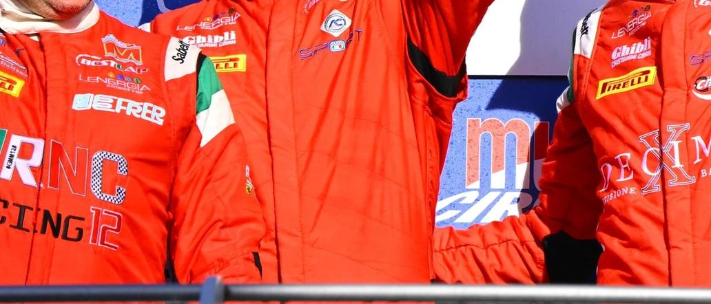 Il giovane pilota senese Filippo Croccolino trionfa alla Endurance GT Italian Cup al Mugello, superando avversari esperti con tenacia e velocità. Soddisfazione per il team e sponsor XDB. Nuove sfide in arrivo per il talentuoso pilota.