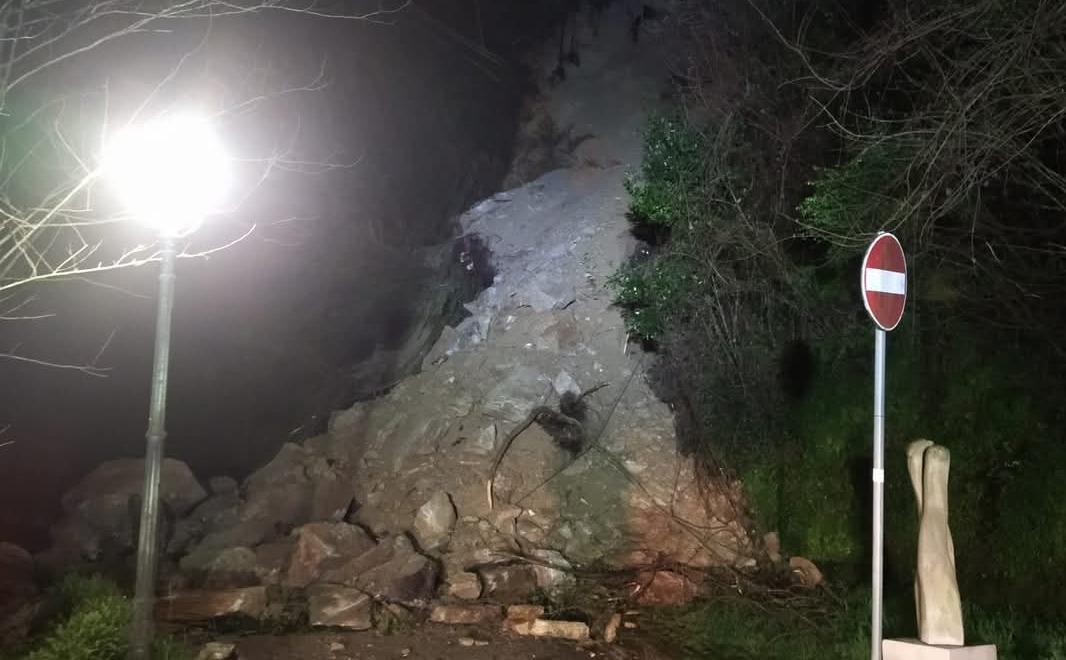 Maltempo sul territorio. Frana a Seravezza. Chiusa via Monte Altissimo