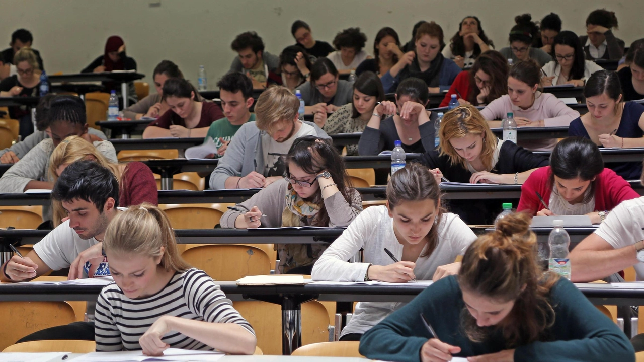 Studenti dell’università mentre prendono appunti durante una lezione (foto d’archivio)