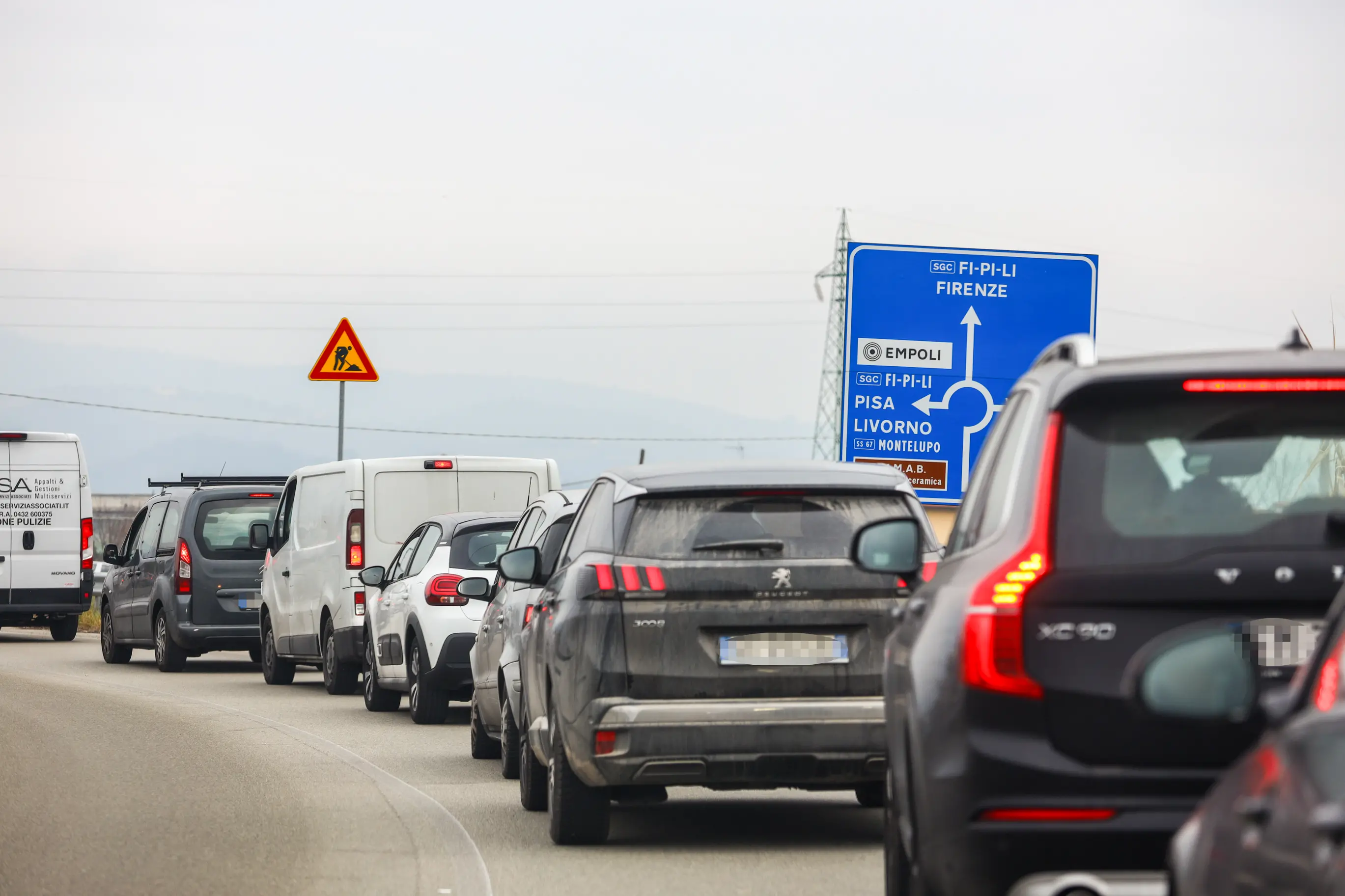 Fi-Pi-Li, ancora una mattinata da incubo, scoppia la ruota a un tir: traffico paralizzato