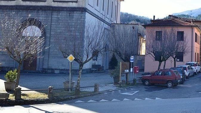 Per fortuna nessuno è stato colpito dai frammenti precipitati da un’altezza di una ventina di metri. Da un paio di domeniche le celebrazioni sono effettuate nell’antica chiesa romanica di San Biagio.