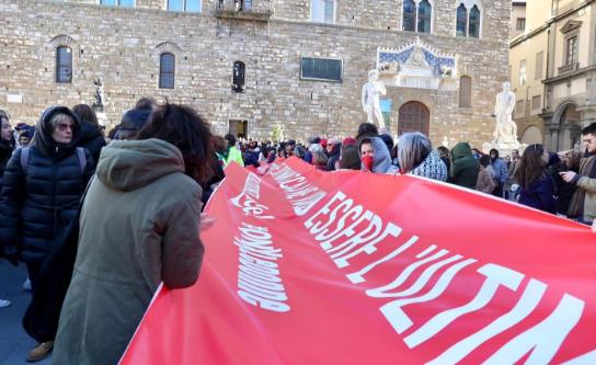 La giornata contro la violenza alle donne: Firenze, l’evento in piazza della Signoria, partecipa anche tu