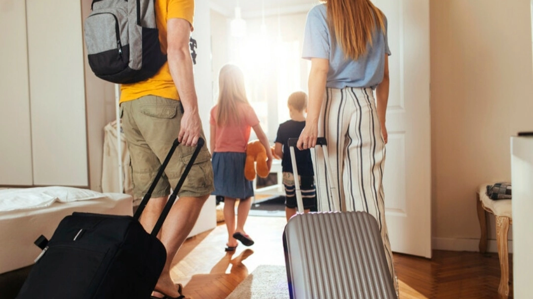 Famiglia in partenza per le vacanze (foto da Ansa) 