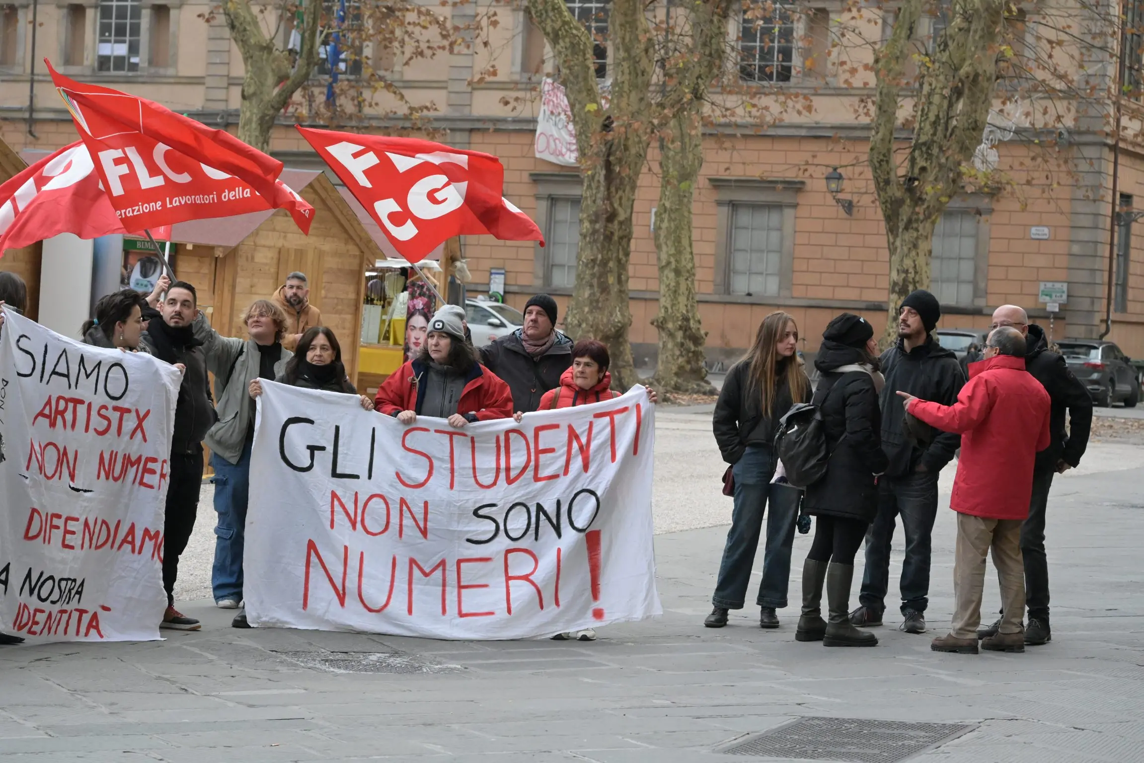 Il Passaglia alza la voce. Manifestazione in piazza davanti a palazzo Ducale