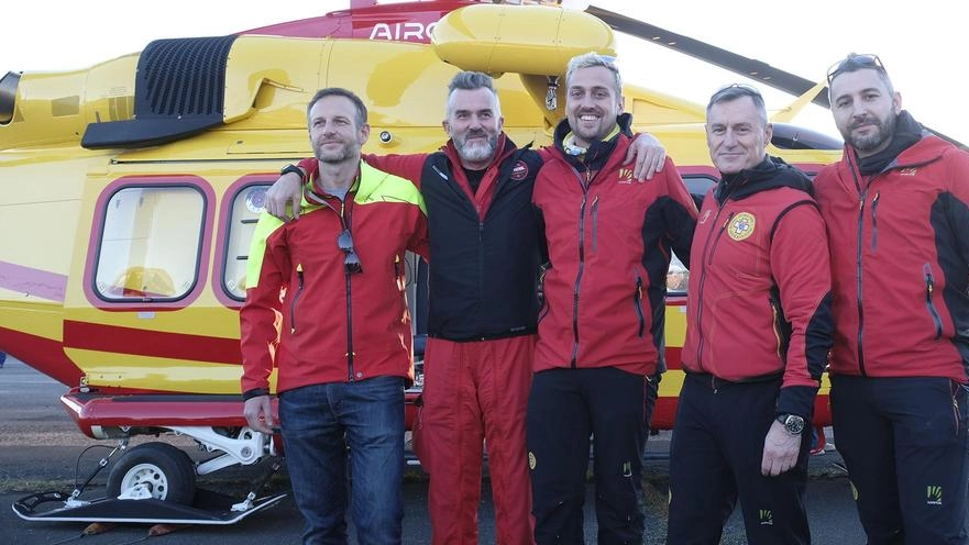 Il personale di soccorso che salirà a bordo dell’elicottero Grifo in sosta nell’hanga realizzato all’Aeroclub “Piero Lombardi“ nel quartiere di San Lazzaro