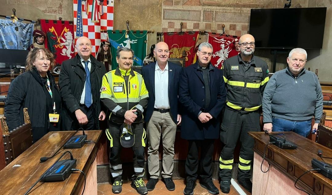 Pistoia, la Befana dei vigili del Fuoco si cala dal Campanile e arrivano i Re Magi