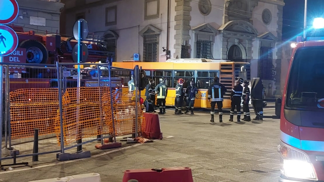 L'autobus incastrato in piazza San Marco