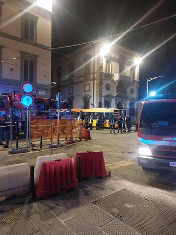 Autobus urta due donne in piazza San Marco. Restano bloccate contro il muro di un palazzo, salvate