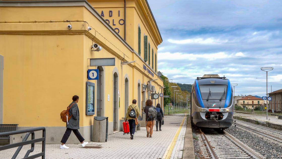 Muro cede e crolla sui binari mentre arriva un treno. Tragedia sfiorata