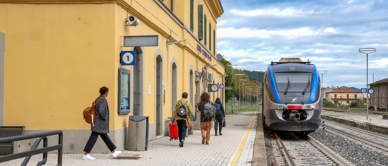 Muro cede e crolla sui binari mentre arriva un treno. Tragedia sfiorata