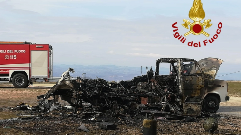 Il camper andato completamente distrutto. E' accaduto in un'area di sosta nel territorio comunale di Gualdo Tadino