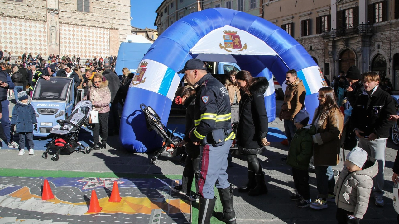 I gazebo della Polstrada riscuotono grande successo. File per provare la mini car a conduzione simulata e il percorso che finge lo stato di ebbrezza .