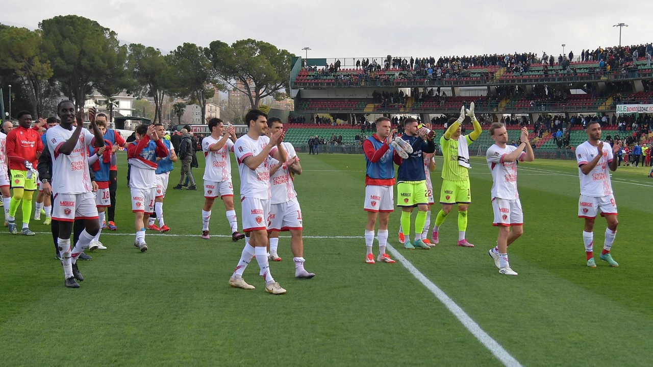 Il saluto della squadra al novantesimo al settore ospiti di Terni vuoto