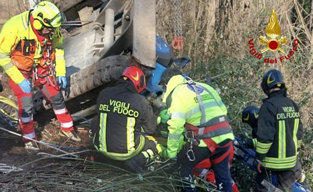 Infortunio sul lavoro: resta con la gamba incastrata sotto l’escavatore. E’ grave