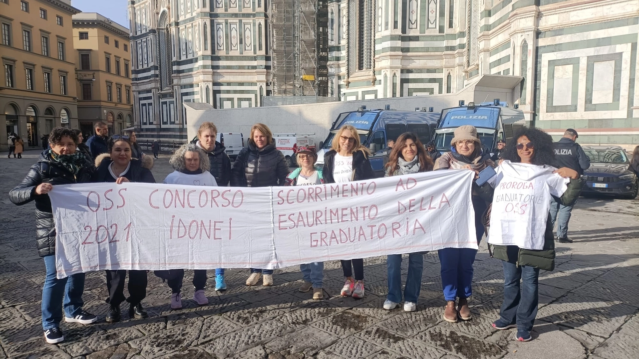 La protesta davanti alla sede della Regione