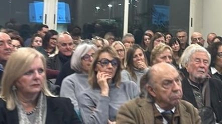 Gremito il convegno al Club Nautico organizzato da Aisp e Asd Mad Interesse per l’intervento del professor Sarzi Puttini, il più grande studioso italiano della malattia. Toccanti testimonanze delle donne malate .