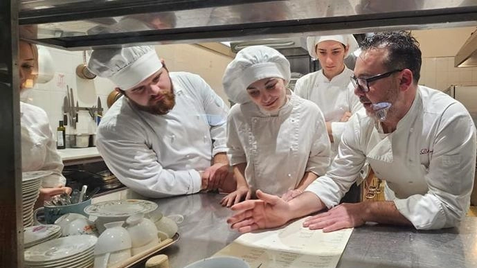 Lezione in cucina per gli studenti dell’Alberghiero Minuto (foto di repertorio)