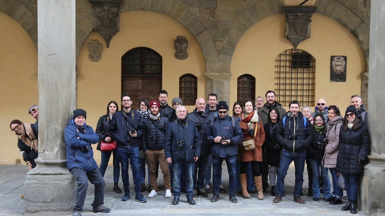 Uno scatto di gruppo peril fotoclub Il Palazzaccio che taglia il traguardo dei 35 anni di attività che hanno visto i soci impegnati in vari eventi e appuntamenti