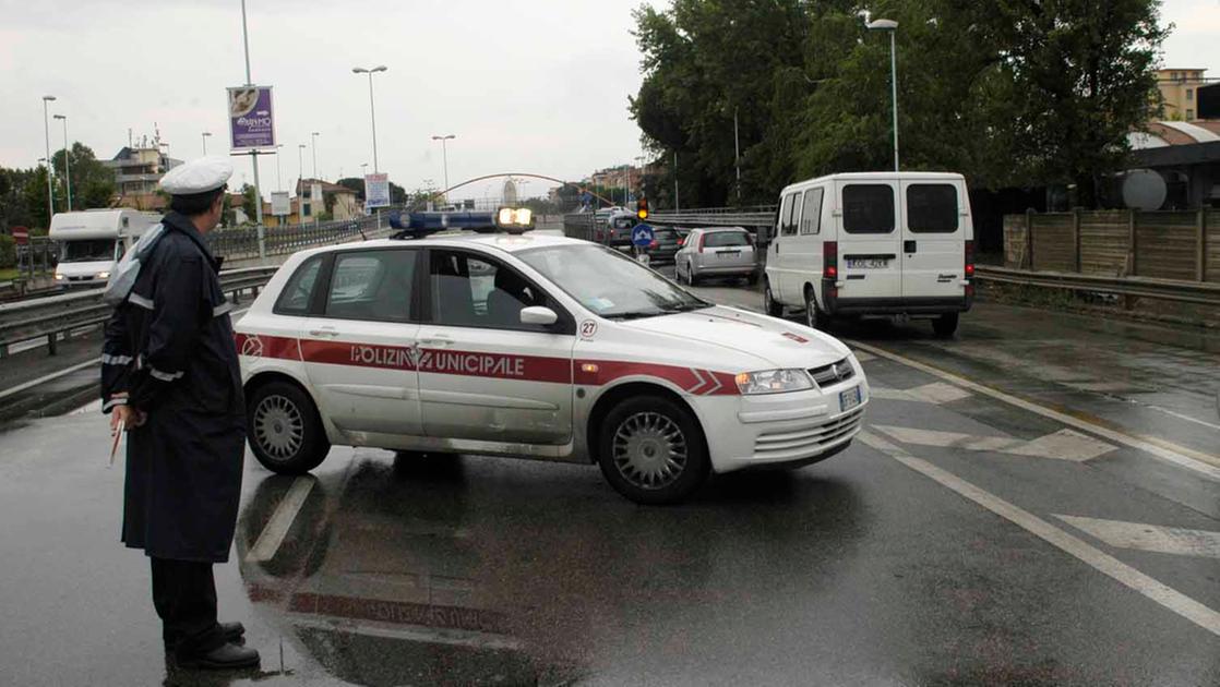 Piove: sottopassi chiusi a Prato. Disagi al traffico e caos