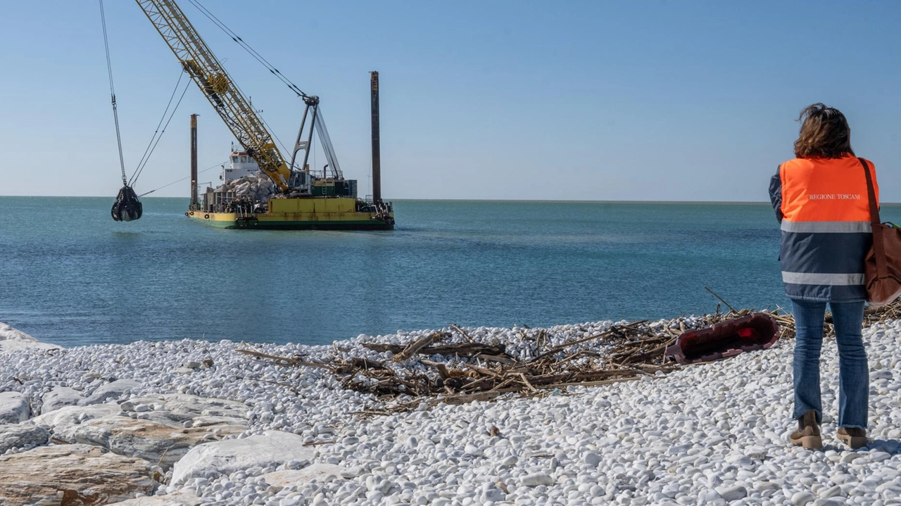 L’arrivo della nave ieri a Marina di Pisa (foto Elena Pardini per Valtriani)