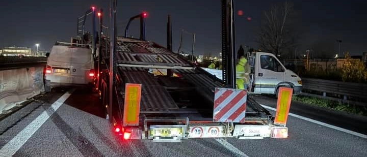 Lo scontro è avvenuto al km 1 tra Sesto Fiorentino e Peretola verso Firenze. Intervenuti sul posto i soccorritori del 118, i vigli del fuoco e la polizia stradale