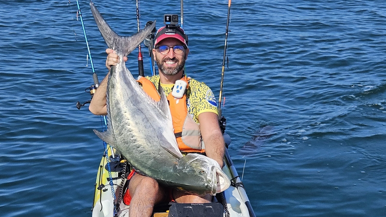 Valerio con la splendida leccia catturata lungo la costa toscana