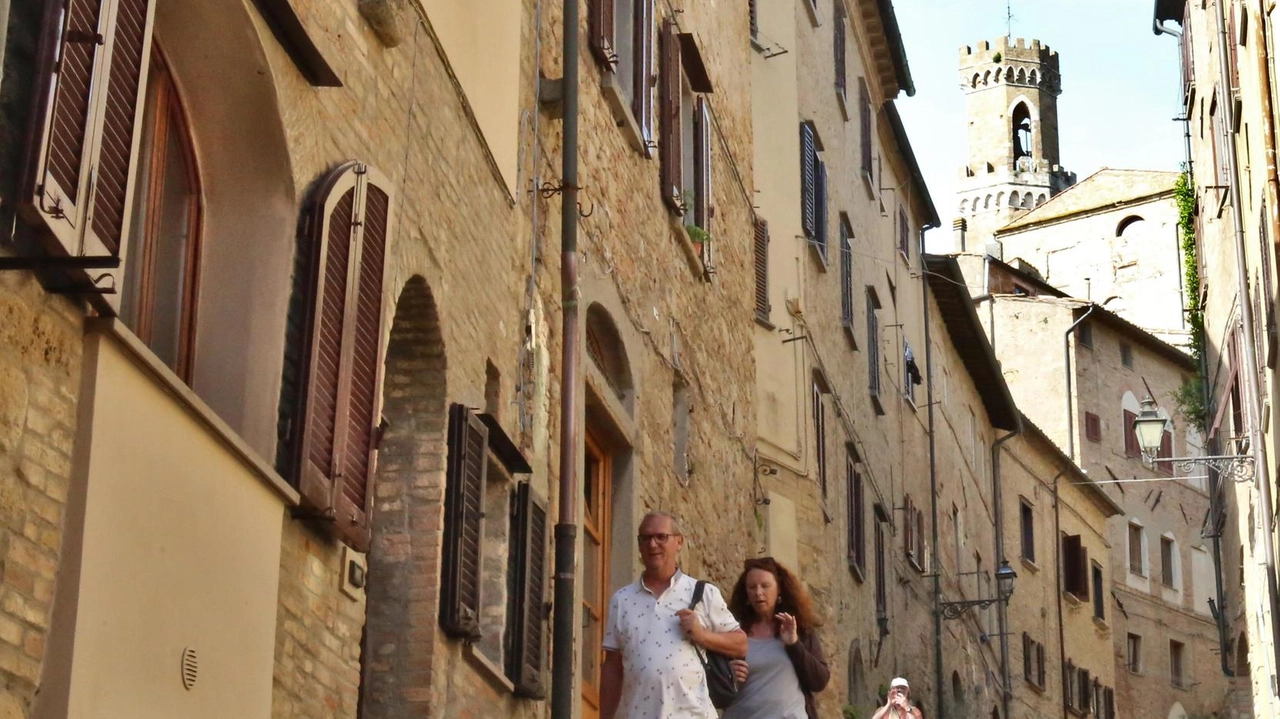 I residenti nel Comune di Volterra sono poco più di 9.400. Un calo demografico che prosegue da anni e che sta creando preoccupazione. Sul fenomeno interviene la Fondazione Crv (foto d’archivio)