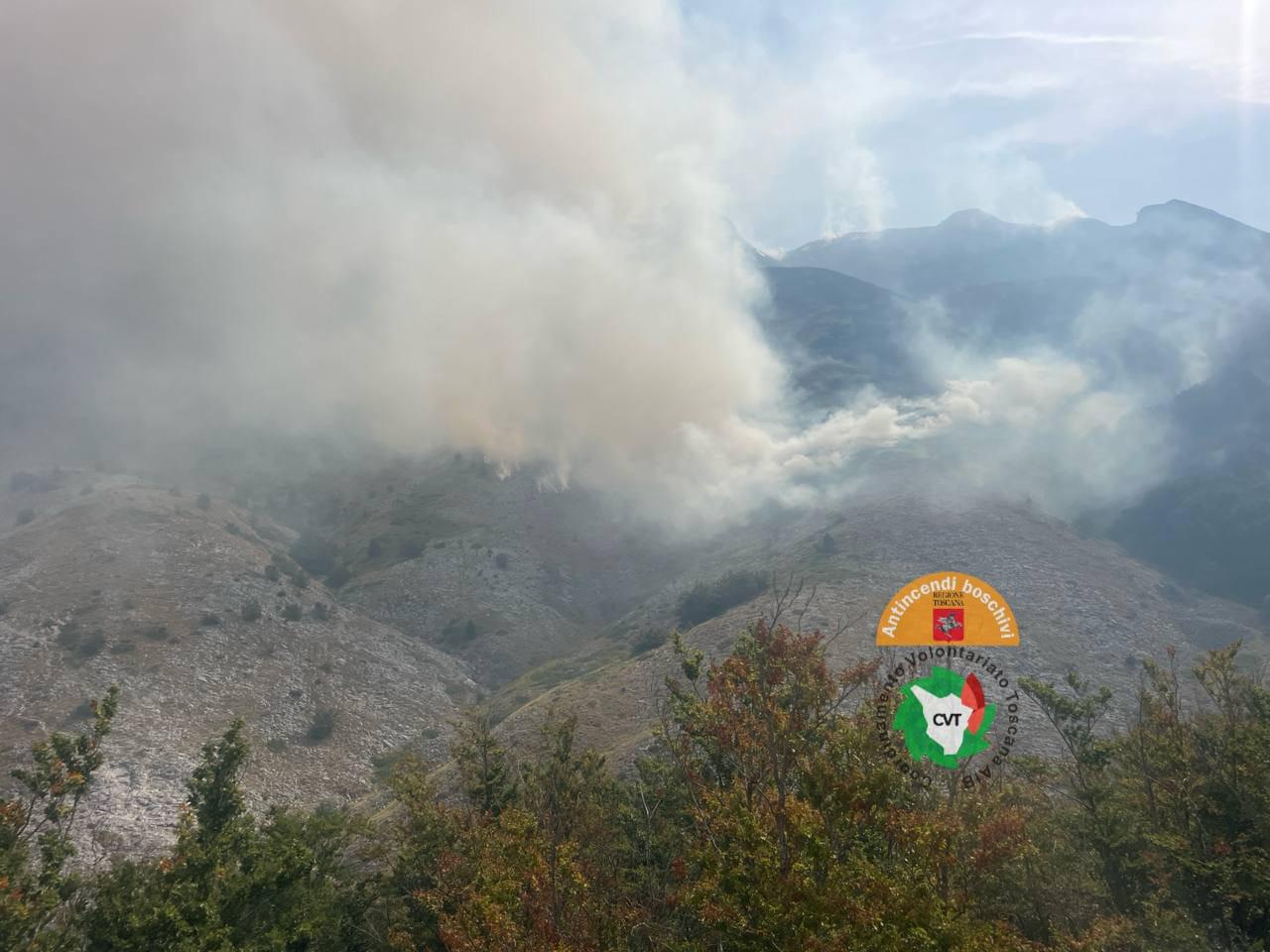 Incendi in Toscana, sul Sagro bruciati 100 ettari di prato e bosco. Elicotteri e Canadair in campo