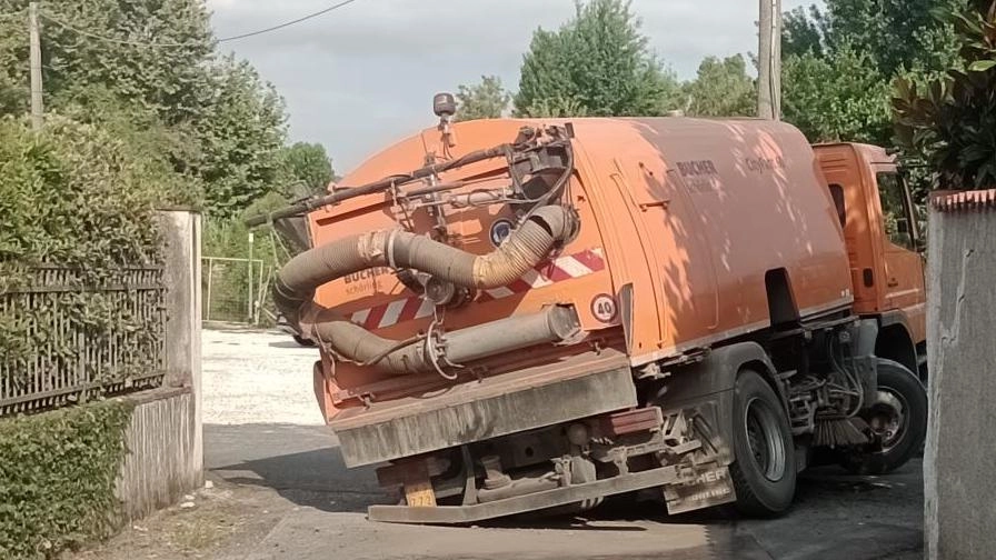 L’asfalto cede. Camion precipita