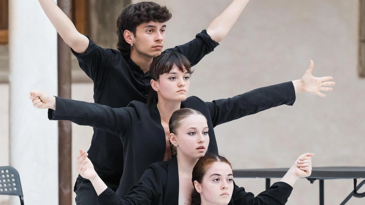 Alcuni danzatori della ‘Noah Dance Company’ del coreografo massese Massimiliano Mosti in scena oggi a Marina di Massa