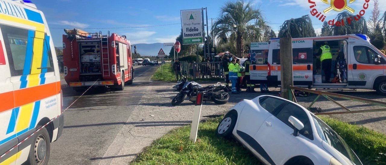 Il 57enne è rimasto incastrato sotto l’auto finita in un fosso