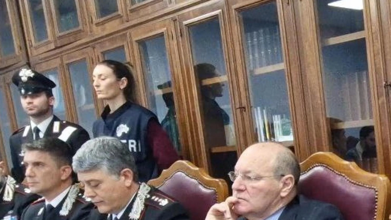 La conferenza stampa (nella foto i carabinieri e il procuratore di Viterbo Auriemma) dove è stata illustrata l’indagine; in alto fermo immagine (fonte Ansa) delle telecamere installate