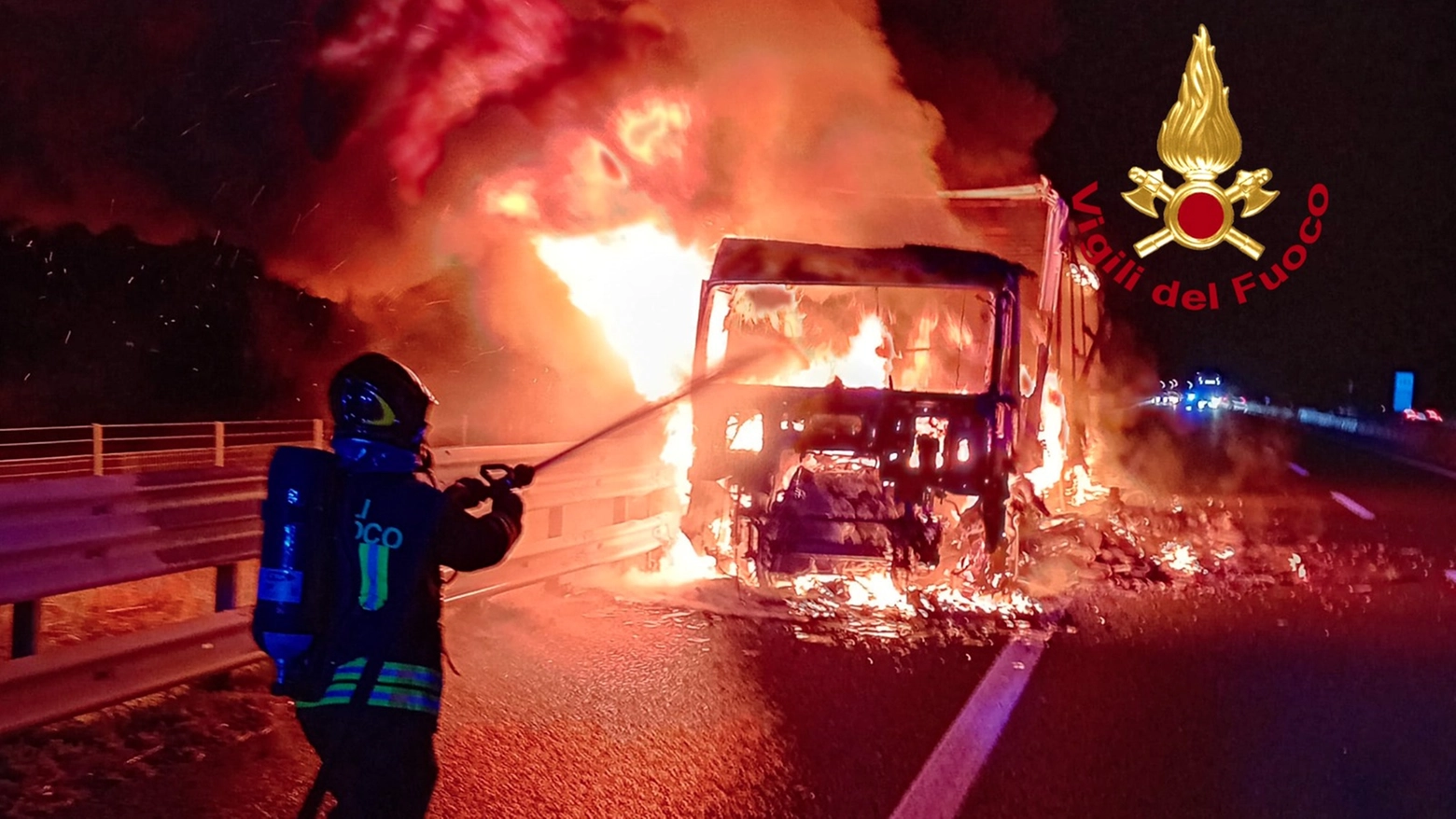 Camion in fiamme, l'intervento dei vigili del fuoco